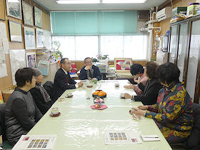 岡村小55周年、塚田麻美さんの絵画プレゼント