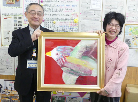 岡村小55周年、塚田麻美さんの絵画プレゼント