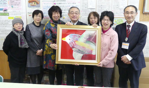 岡村小55周年、塚田麻美さんの絵画プレゼント