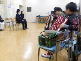 ミッキー吉野さん、母校・浜小学校で