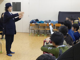 ミッキー吉野さん、母校・浜小学校で