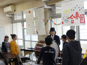 ミッキー吉野さん、母校・浜小学校で