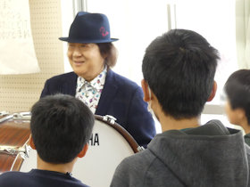 ミッキー吉野さん、母校・浜小学校で