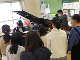 ミッキー吉野さん、母校・浜小学校で