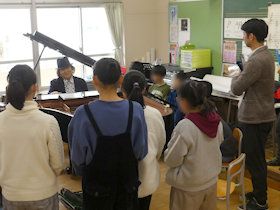 ミッキー吉野さん、母校・浜小学校で