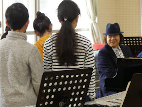 ミッキー吉野さん、母校・浜小学校で