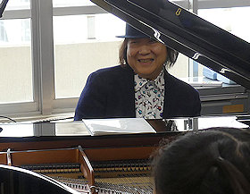 ミッキー吉野さん、母校・浜小学校で