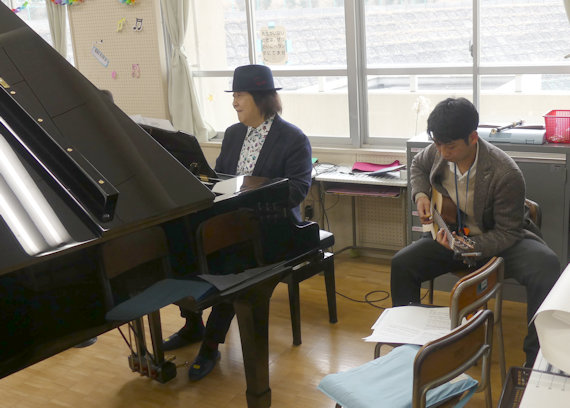 ミッキー吉野さん、母校・浜小学校で