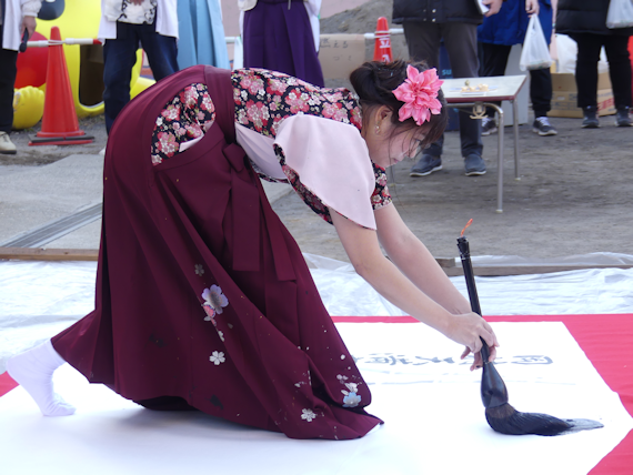 岡村天満宮、粟津紅扇さん・紅翔さんの新春書道パフォーマンス