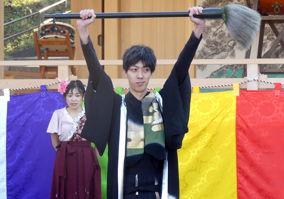 岡村天満宮、粟津紅扇さん・紅翔さんの新春書道パフォーマンス