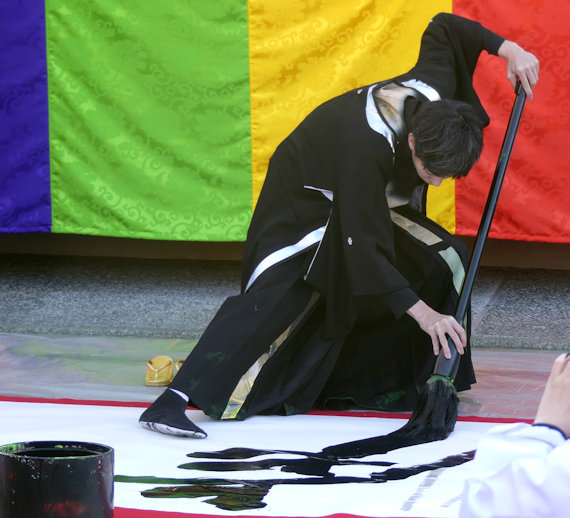 岡村天満宮、粟津紅扇さん・紅翔さんの新春書道パフォーマンス