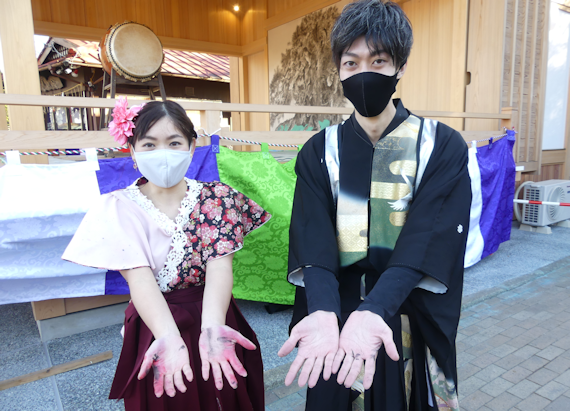 岡村天満宮、粟津紅扇さん・紅翔さんの新春書道パフォーマンス